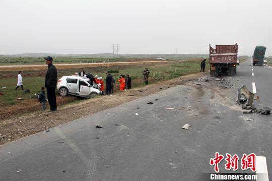 青海境内一越野车被货车撞飞 2人遇难(图)
