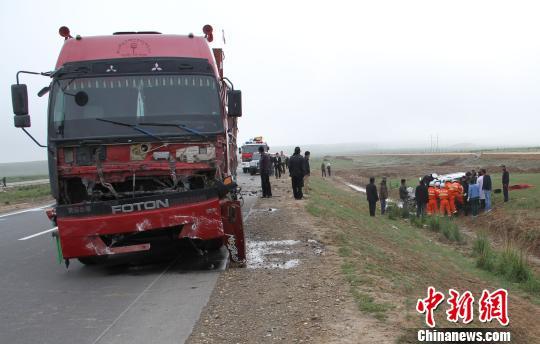 青海境内一越野车被货车撞飞 2人遇难(图)
