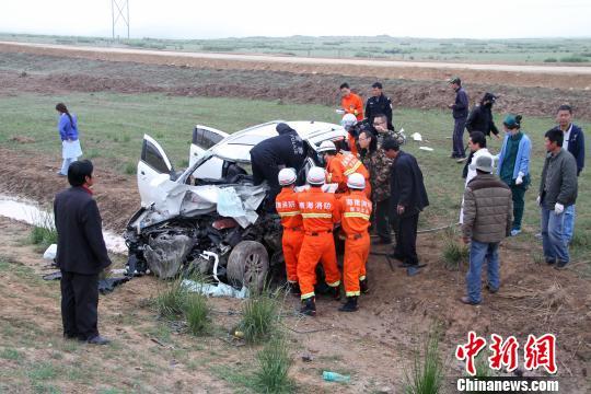 青海共和境内一越野车被货车撞“飞”2人遇难（图）