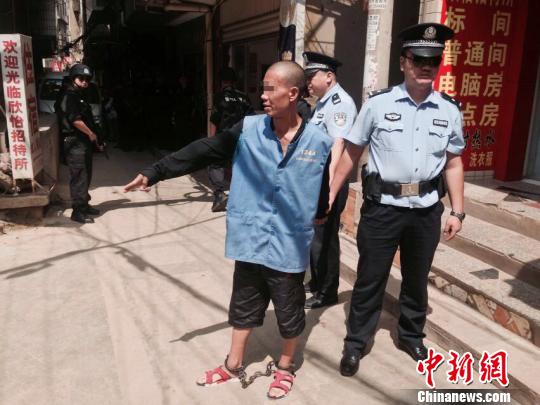 昆明一协警抓捕嫌犯被连捅七刀受重伤
