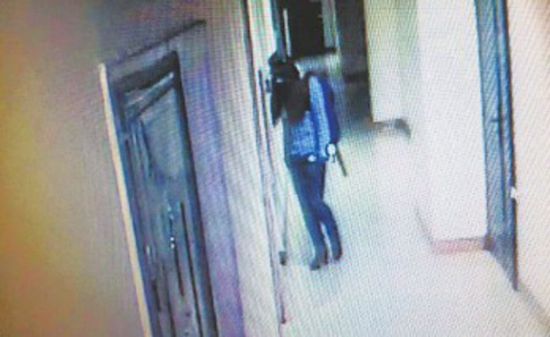 嫌疑男子扮女子作案(监控截图)