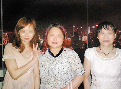 彭某（中）在同事陪同下在南山一棵树留影。 重庆晨报记者罗伟雷键摄