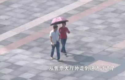 湖南岳阳站街女强拉过往旅客 记者3次报警无果