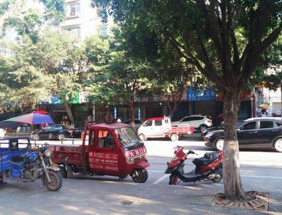 父亲目睹无牌越野车碾碎5岁女儿 逃逸司机被抓