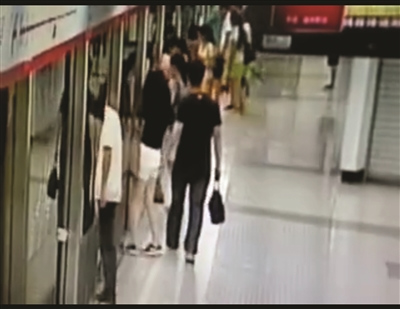 男子地铁伸“咸猪手”面对监控只能承认被拘留