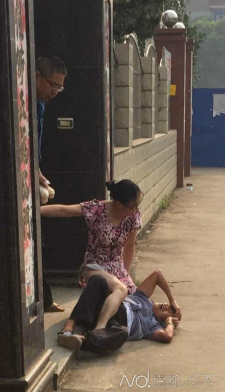 江西老太去局长家求助倒地 局长：她踩空摔倒