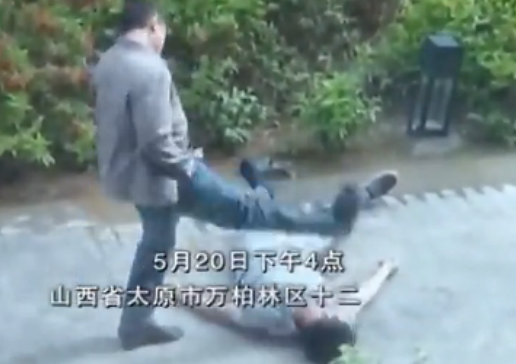 实拍太原男子遭醉汉活活踢死头几乎被踢掉