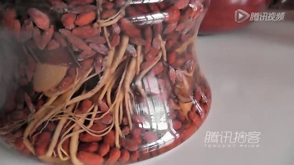 人参泡酒二十年 生出白色嫩芽并开了一簇人参花