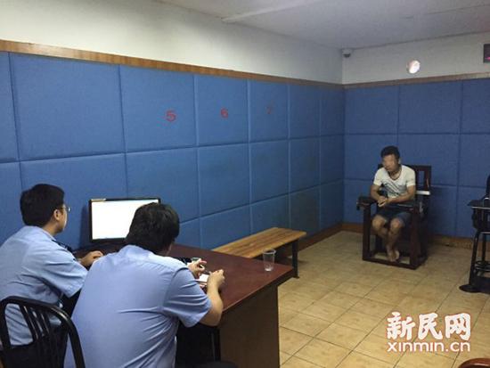 男子公然抢夺独行女子 六旬上海大爷一把摁倒