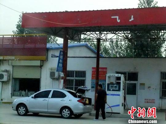 濮渠路边的无证加气站。　吴扬 摄