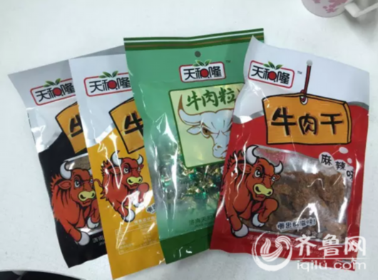 在邹城百货大楼,济宁市民王大哥发现天和隆牌的牛肉干价格明显低于市场价。(齐鲁台记者供图)