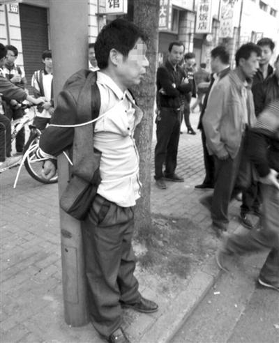 男子骚扰女初中生 被家长绑在电线杆上示众