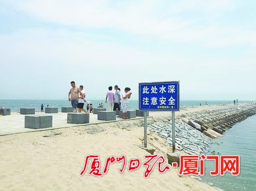 警示牌形单影只，不少市民自顾自下水游玩