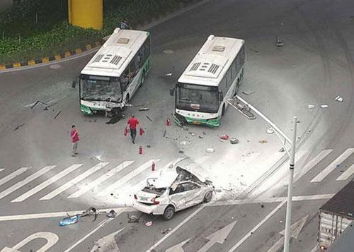 女司机疑把油门当刹车 猛撞2辆公交车后身亡(图)