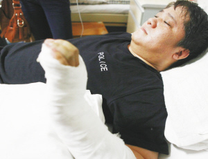 派出所所长抓捕毒贩被刺3刀遭车拖行十多米(图)